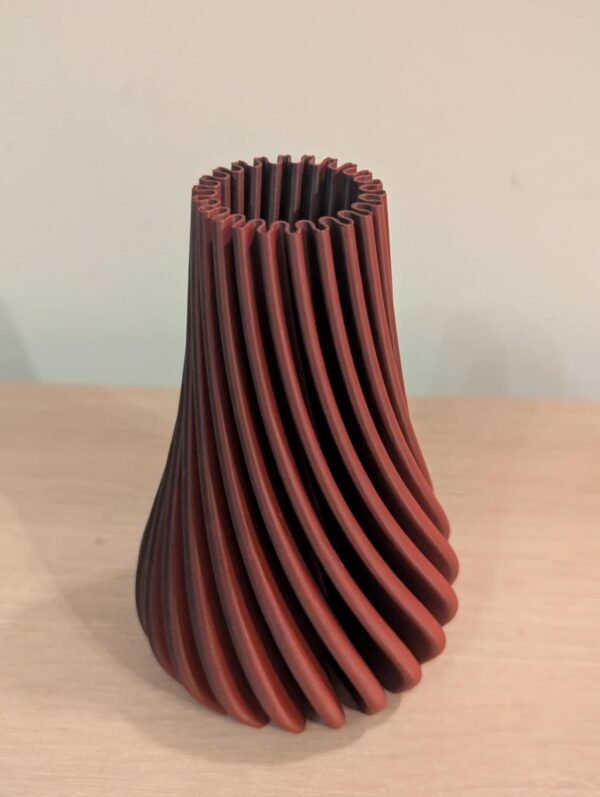 Rød og svart dekorvase 3D-printet i PLA Matte med spiralformet design