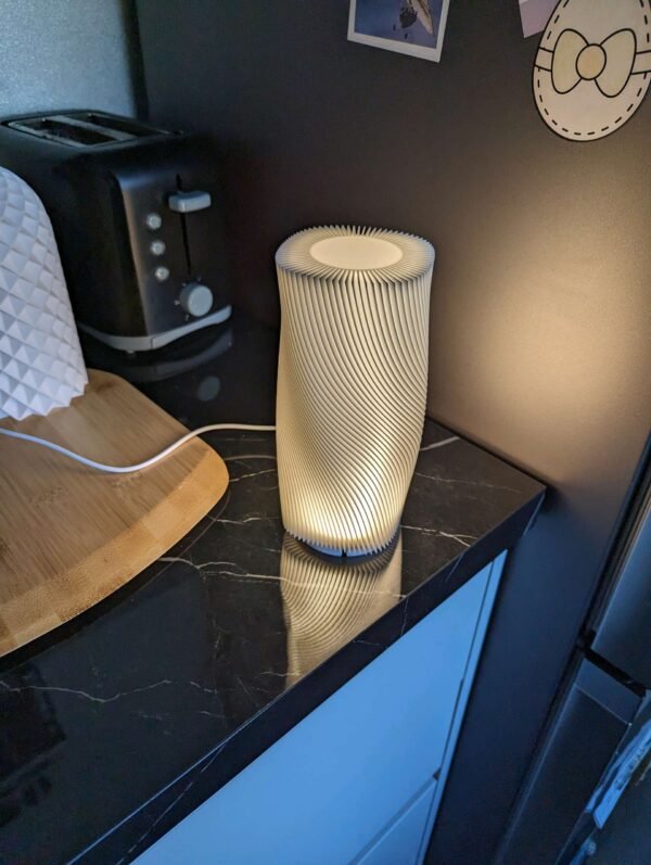 Lampe J1 3D-printet bordlampe med spiralformet skjerm i off-white, uten tradisjonelt stativ