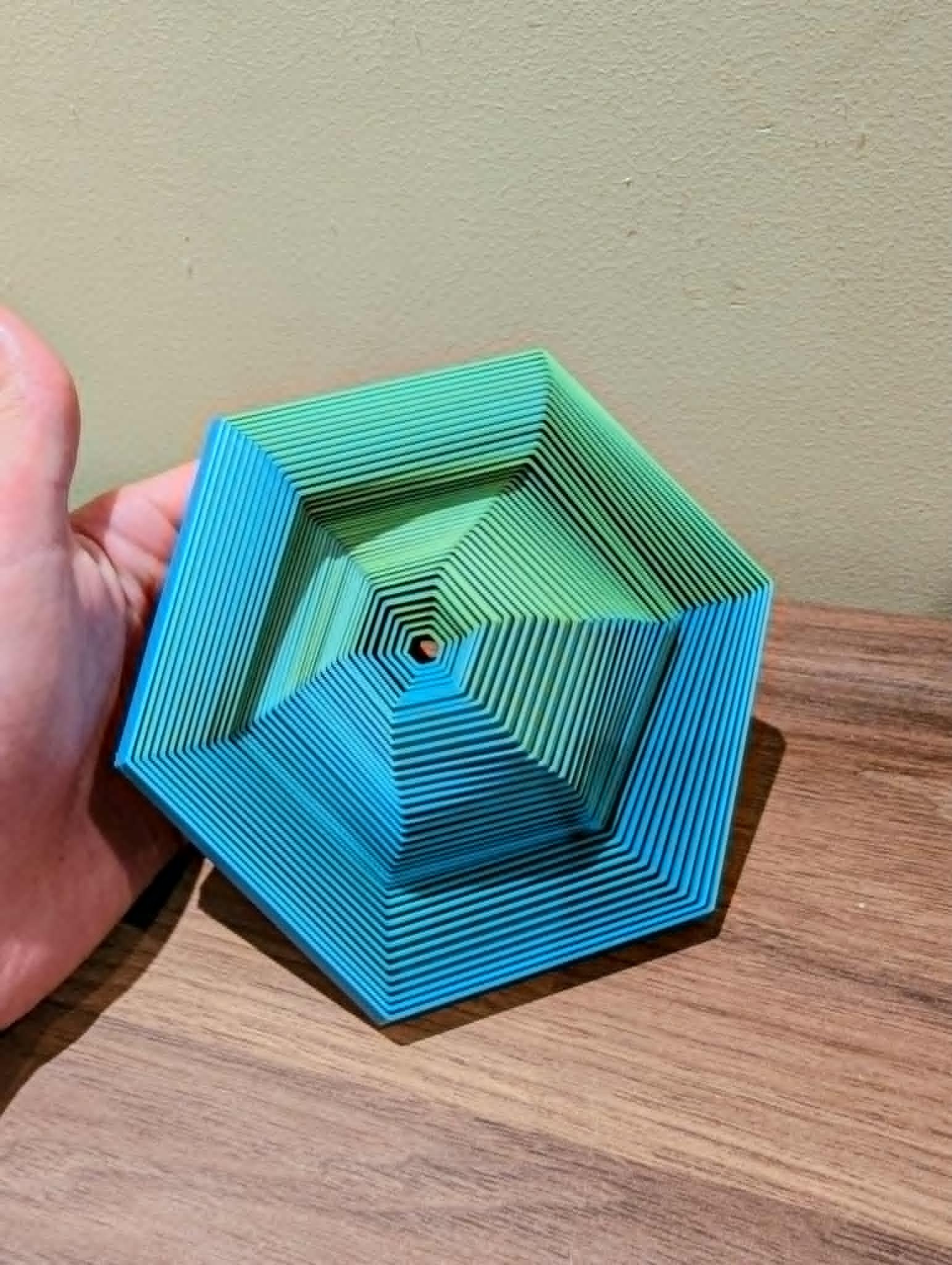 Stor sekskantet fidget-leke – 3D-printet i PLA Matte (lyseblå/gul) - Bilde 3