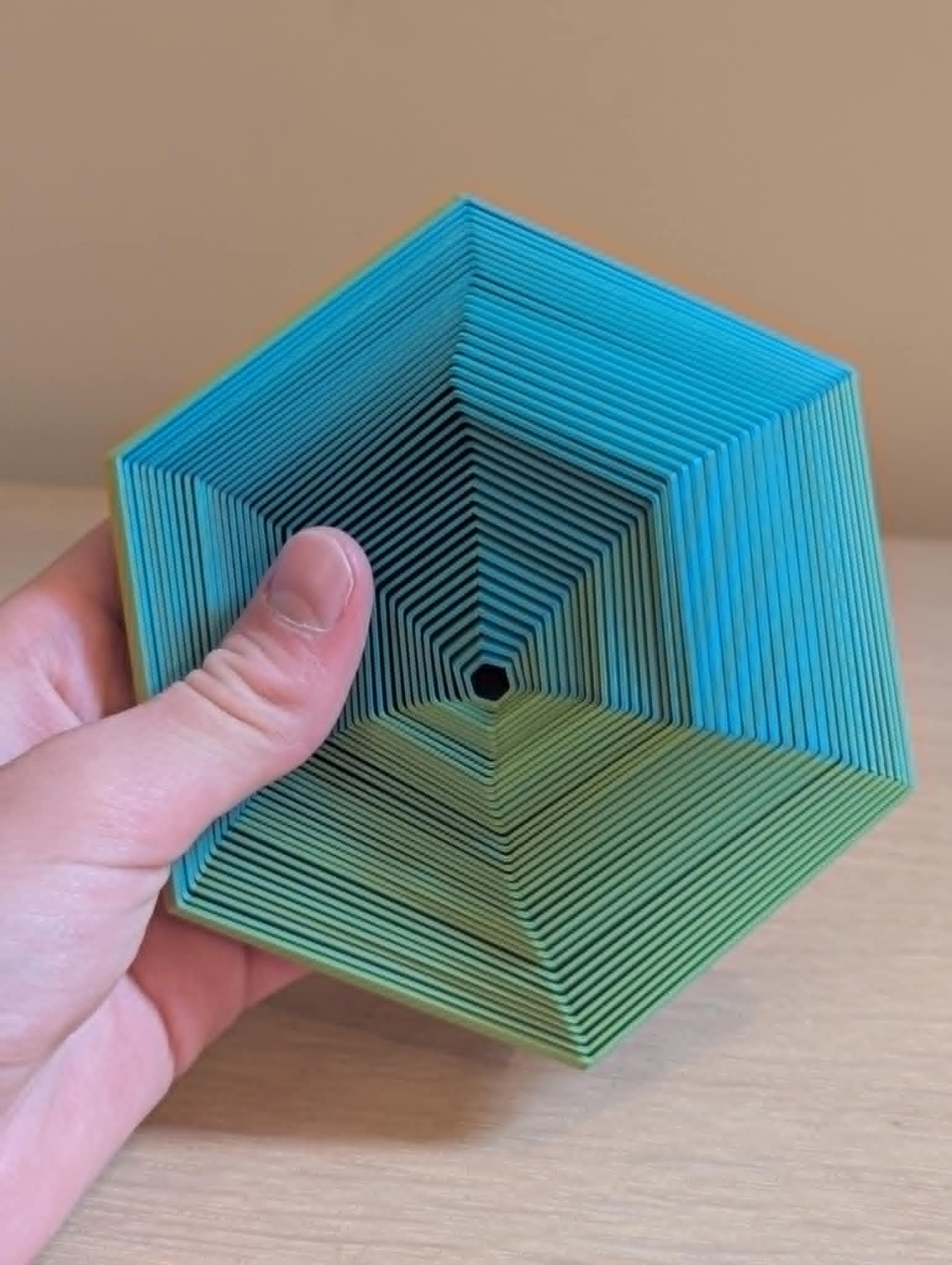 Stor sekskantet fidget-leke – 3D-printet i PLA Matte (lyseblå/gul)