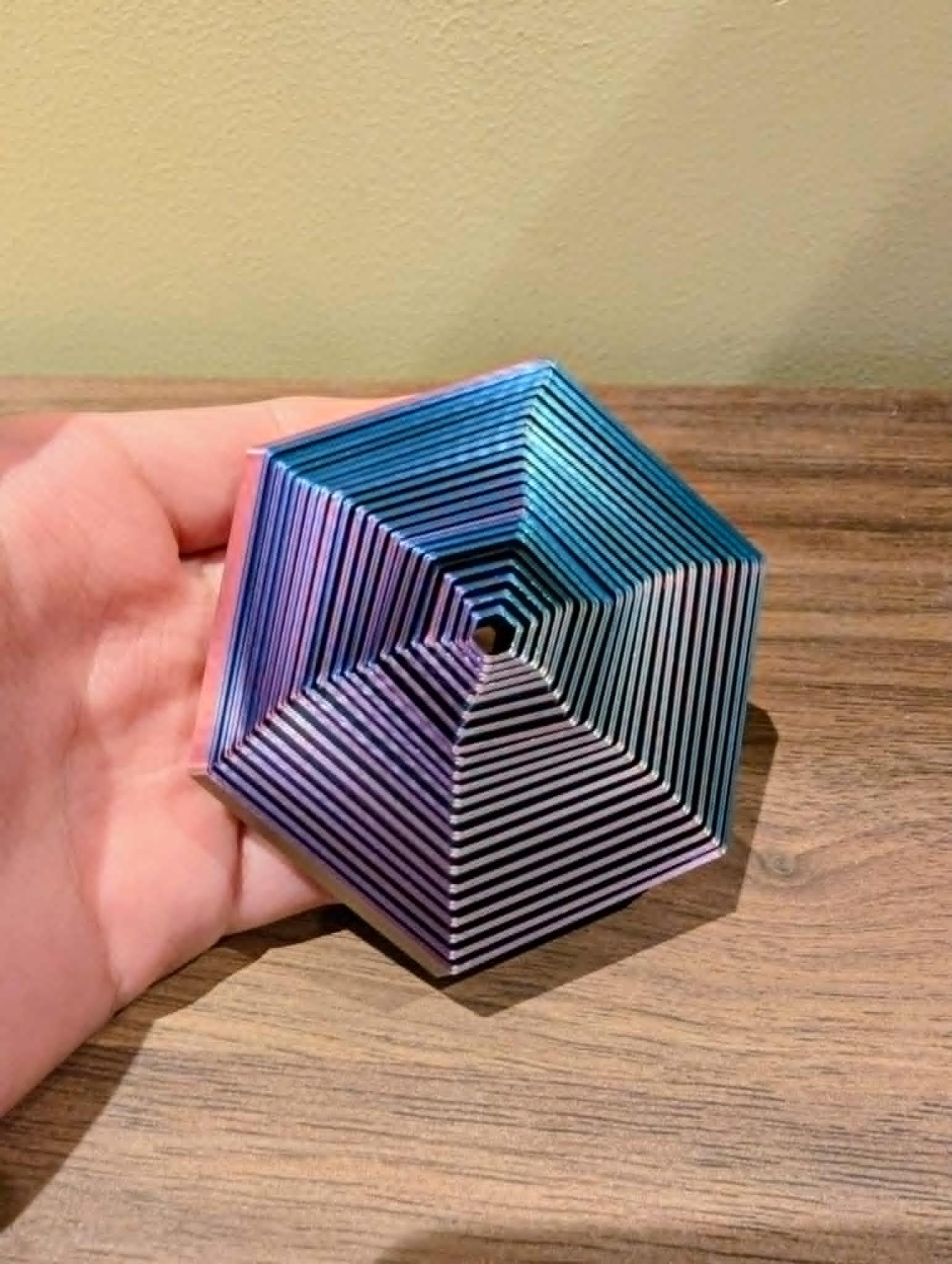 Seks kantet fidget-leke – 3D-printet i PLA Silk - Bilde 2